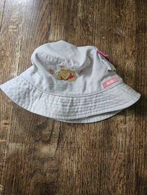 Winnie the Pooh 90s Embroidered Bucket Hat - Cream with Pink Accent